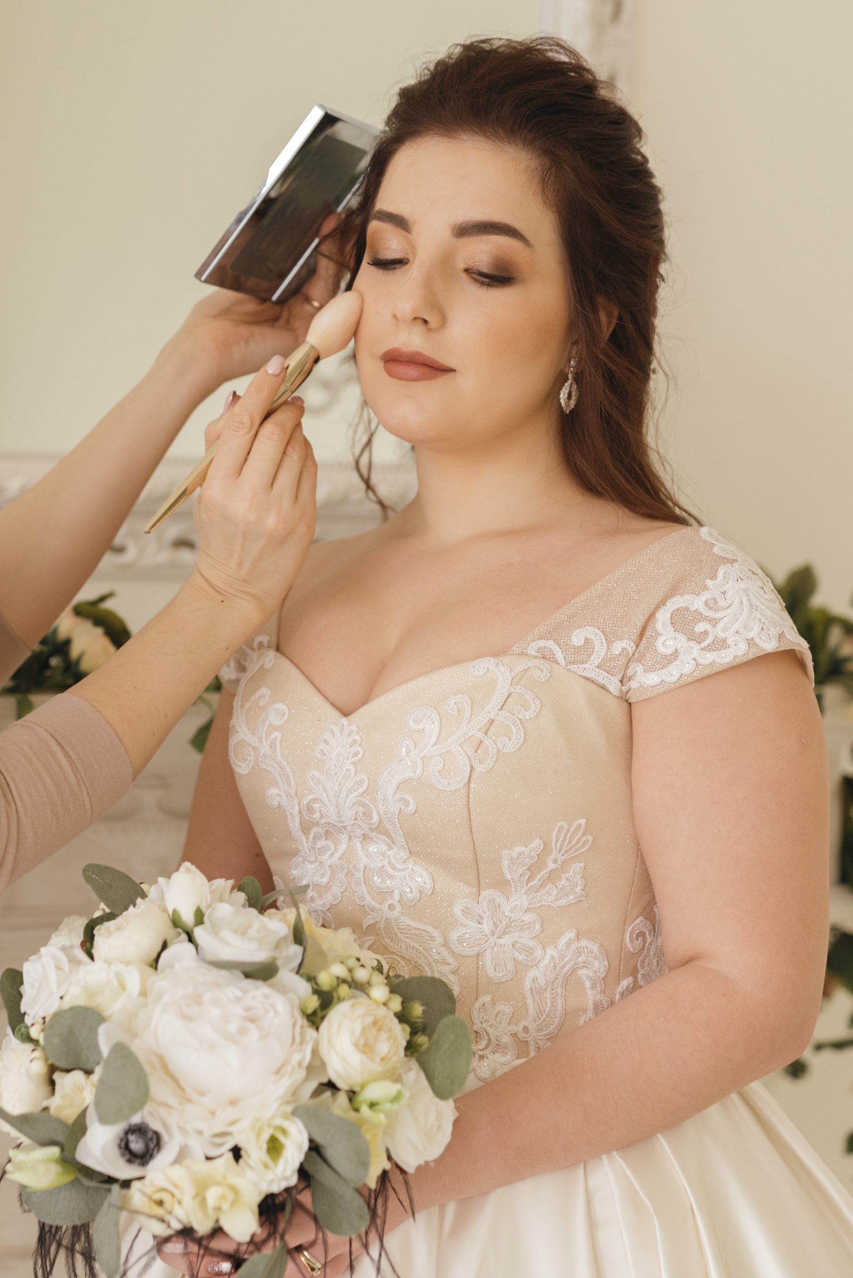 novia-preparando-su-maquillaje